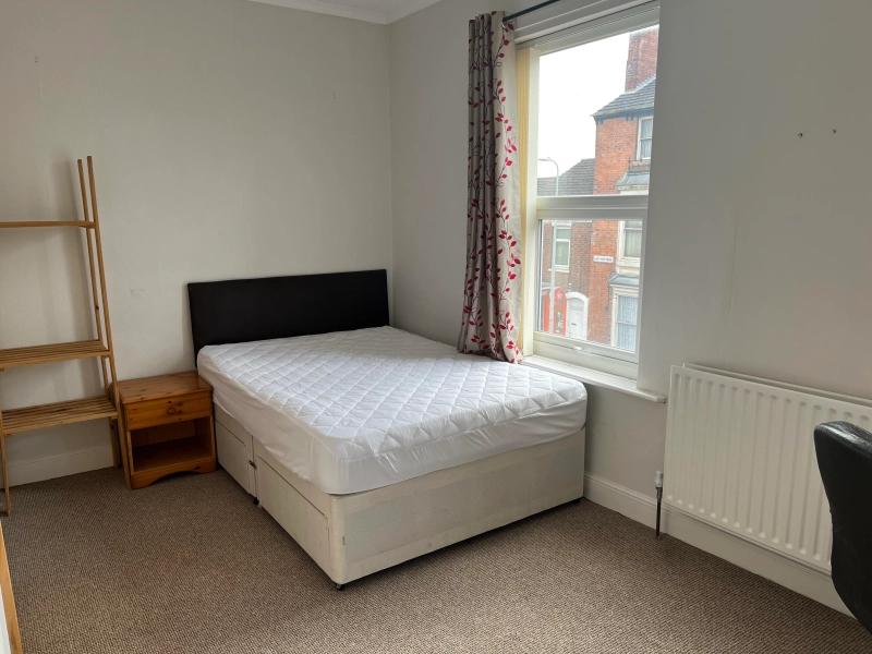 Last Ensuite Room - Monks Road - Thumbnail 4